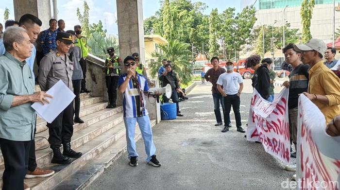 Massa menggelar aksi di gedung DPRD Sumsel