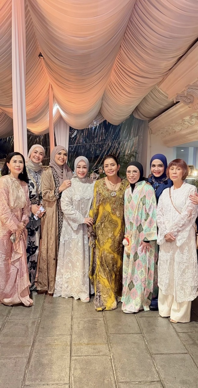 Baru-baru ini melalui akun Instagram pribadinya Mayangsari membagikan momen saat dirinya buka puasa bersama geng kepompong yang terdiiri dari para artis, salah satunya Yuni Shara. “Postingan ini mengandung jam rawan menunggu THR,” tulis Mayang dalam keterangan unggahannya. Foto: Instagram/@mayangsari_official
