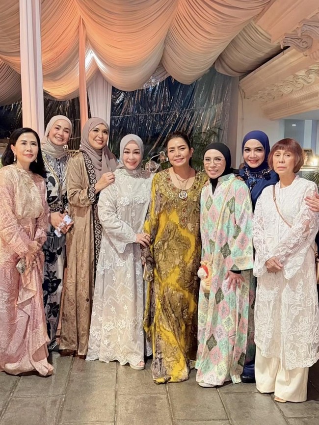 Gaya Mayangsari Bukber Bareng Geng Kepompong, Kompak Pakai Kaftan