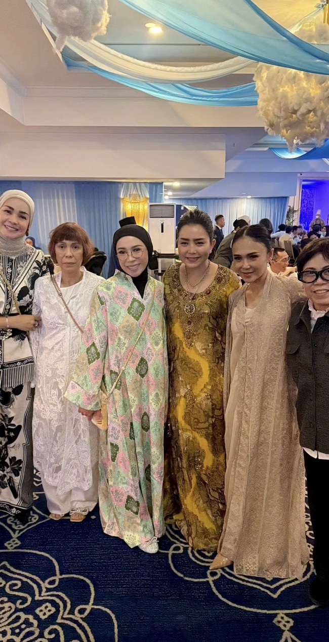  Wajah Mayang tampak natural dengan pulasa makeup minimalis. Ia juga melengkapinya dengan kalung rantai 2 layer yang memiliki bandul berbentuk lingkaran. Foto: Instagram/@mayangsari_official