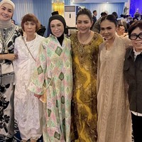  Wajah Mayang tampak natural dengan pulasa makeup minimalis. Ia juga melengkapinya dengan kalung rantai 2 layer yang memiliki bandul berbentuk lingkaran. Foto: Instagram/@mayangsari_official