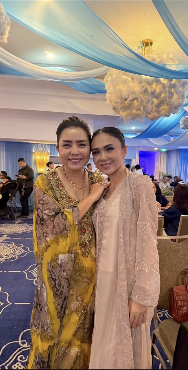 Mayangsari memilih tampil kenakan kaftan berwarna kuning dengan motif seperti kulit ular. Penampilannya tampak simpel dengan rambut yang diikat ke belakang. Foto: Instagram/@mayangsari_official