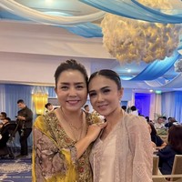 Mayangsari memilih tampil kenakan kaftan berwarna kuning dengan motif seperti kulit ular. Penampilannya tampak simpel dengan rambut yang diikat ke belakang. Foto: Instagram/@mayangsari_official