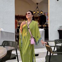 Di kesempatan lain, Mayang juga sempat terlihat mengenakan kaftan hijau yang lebih simpel dengan aksen payet berbentuk bunga. Kontras dengan busana dan sepatunya yang berwarna hijau, Mayang melengkapi penampilannya dengan tas selempang soft pink. Foto: Instagram/@mayangsari_official