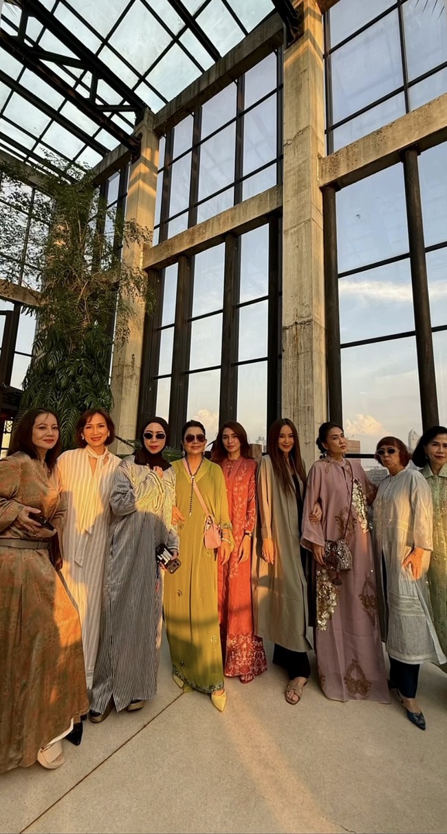 Tak hanya Mayang, rekan-rekannya juga terlihat kompak dengan mengenakan busan longgar. Terlihat Melly Goeslaw, Ussy Suliatiawaty, hingga Ina Thomas yang turut hadir. Foto: Instagram/@mayangsari_official