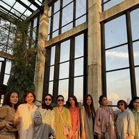 Tak hanya Mayang, rekan-rekannya juga terlihat kompak dengan mengenakan busan longgar. Terlihat Melly Goeslaw, Ussy Suliatiawaty, hingga Ina Thomas yang turut hadir. Foto: Instagram/@mayangsari_official