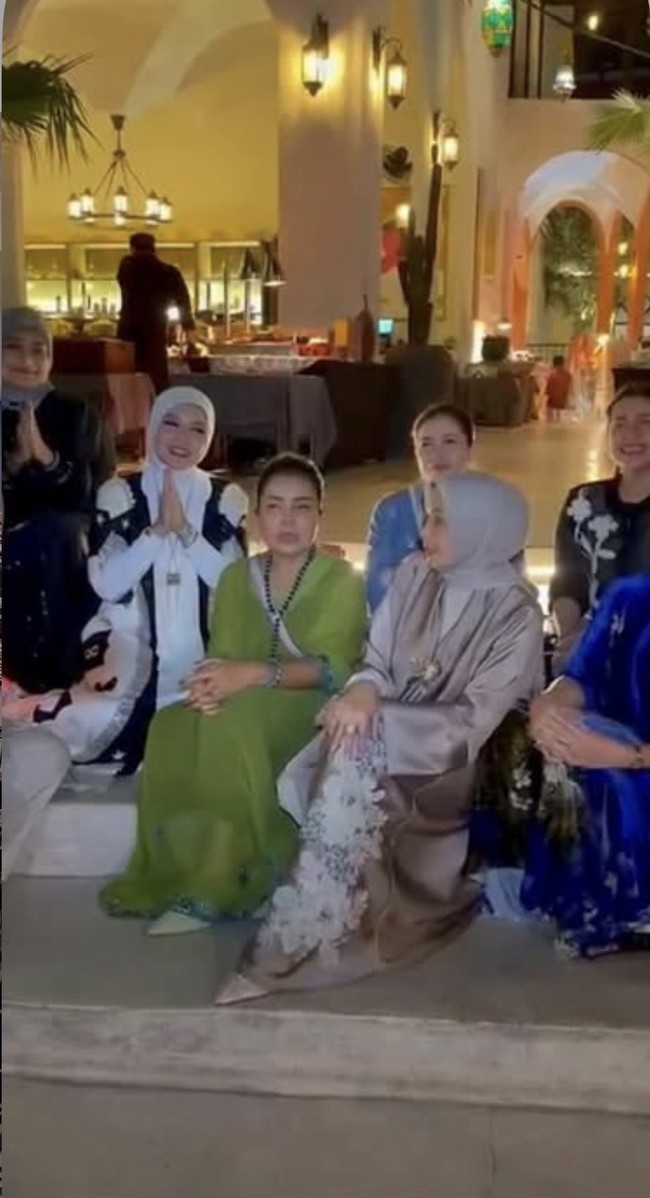 Tak hanya berfoto-foto, Mayang bersama rekan-rekannya juga membuat konten video.  Foto: Instagram/@mayangsari_official