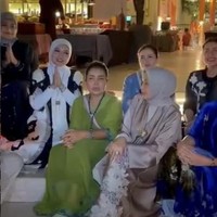 Tak hanya berfoto-foto, Mayang bersama rekan-rekannya juga membuat konten video.  Foto: Instagram/@mayangsari_official