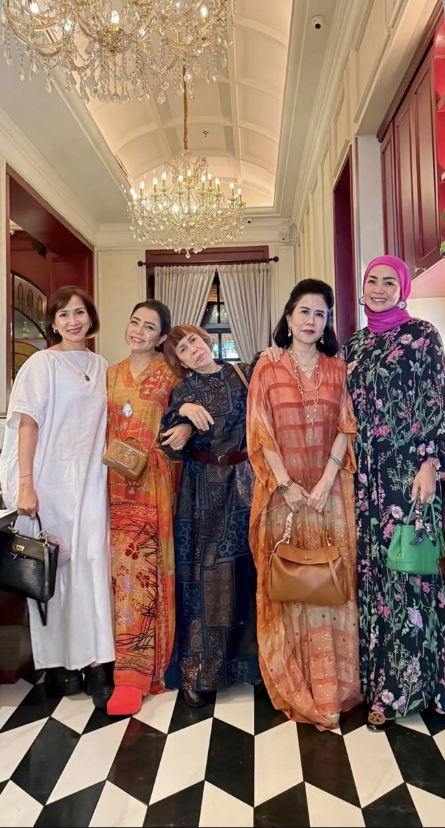 Di momen berbeda, Mayang kembali tampil memukau. Kali ini ia memilih kenakan kaftan dan sepatu warna oranye. Ia melengkapinya dengan tas selempang warna coklat muda. Foto: Instagram/@mayangsari_official
