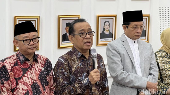 Menko PMK Pratikno (tengah). (Adhfar/detikcom)