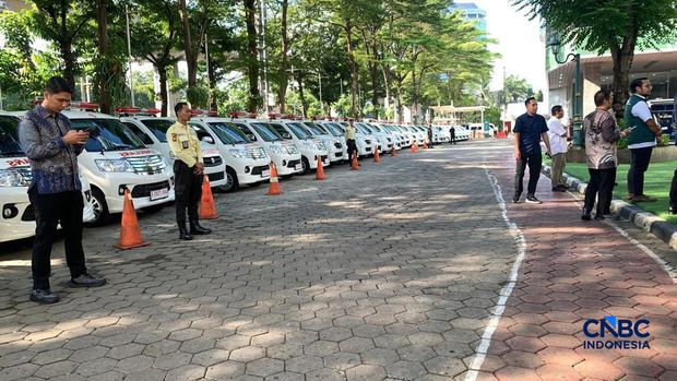 Menteri Kesehatan, Budi Gunadi Sadikin bersama sejumlah perusahaan swasta menyerahkan puluhan ambulans untuk mempercepat pemulihan layanan kesehatan di wilayah terdampak bencana di Sumatra, Kamis (12/3/2026). (CNBC Indonesia/Fergi Nadira)