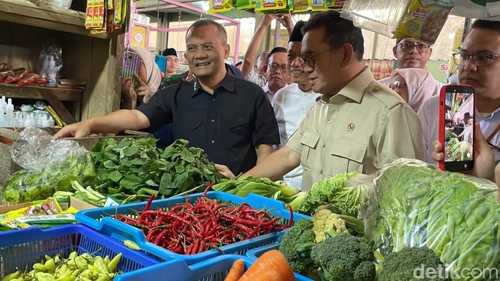 Menteri Pedagangan Budi Santoso mengecek harga di Pasar Baru Kudus, Kamis (12/3/2026).