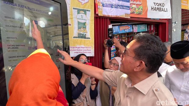 Menteri Pedagangan Budi Santoso mengecek harga di Pasar Baru Kudus, Kamis (12/3/2026).