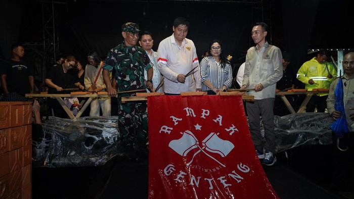 Menteri PKP Maruarar Sirait melakukan pelepasan 14 truk dengan total 75.000 genteng dari sentra produksi genteng Jatiwangi pada Rabu malam (11/3/2026)