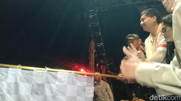 Menteri PKP Maruarar Sirait saat melepas ribuan genteng di Majalengka untuk program gentengisasi rumah subsidi