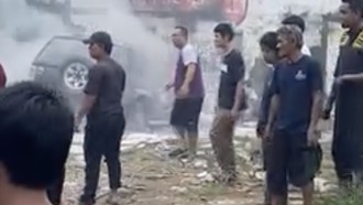 Duh! Mobil Terbakar Gara-gara Bocil Bakar Kertas
