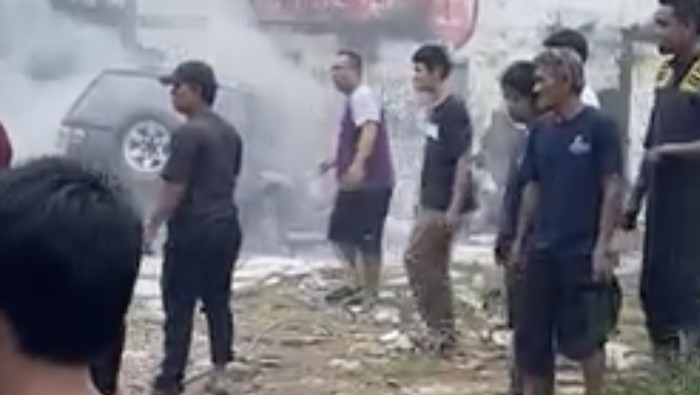 Duh! Mobil Terbakar Gara-gara Bocil Bakar Kertas: Bocah Kecil Sebabkan Kebakaran Mengejutkan di Jalan Raya