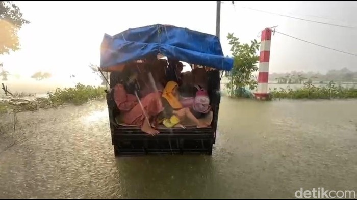 Motor Roda Tiga Jadi Andalan Warga Terdampak Banjir di Lamongan