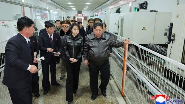 This picture taken on March 11, 2026 and released by North Korea's official Korean Central News Agency (KCNA) on March 12, 2026 shows North Korean leader Kim Jong Un's daughter Kim Ju Ae (2nd R) test-firing a new pistol at a shooting gallery at an important munitions factory under the Second Economic Committee, at an undisclosed location in North Korea. (Photo by KCNA VIA KNS / AFP) / South Korea OUT / ---EDITORS NOTE--- RESTRICTED TO EDITORIAL USE - MANDATORY CREDIT 