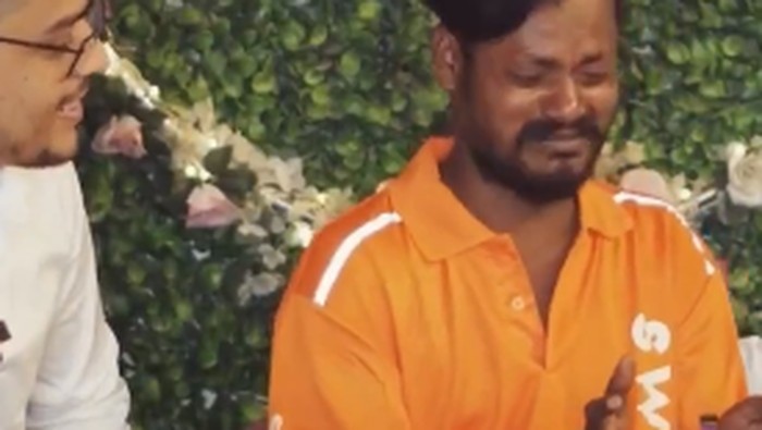 Diajak Makan Bareng Penumpang, Driver Ojol Ini Menangis Haru