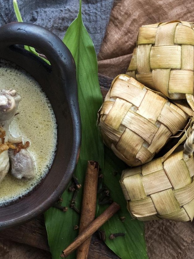 Praktis! 10 Katering Ini Tawarkan Paket Ketupat Lebaran Berlauk Komplet