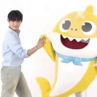 Video klip Baby Shark menampilkan Park Geon Roung melakukan gerakan viral dan ikonik saat masih berusia enam tahun. Foto: dok. Instagram @geonroung