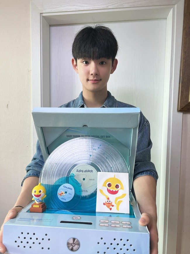 Dalam rangka perayaan 10 tahun Baby Shark dirilis, Park Geon Roung membuat video perbandingan penampilannya dulu dan sekarang, sontak bikin netizen nostalgia. Foto: dok. Instagram @geonroung