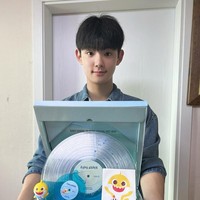 Dalam rangka perayaan 10 tahun Baby Shark dirilis, Park Geon Roung membuat video perbandingan penampilannya dulu dan sekarang, sontak bikin netizen nostalgia. Foto: dok. Instagram @geonroung