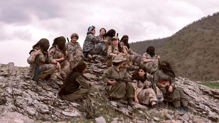 Sekelompok prajurit perempuan Partai Hidup Merdeka Kurdistan (PJAK) berada di suatu bukit di kawasan Kurdistan, Irak utara, dekat perbatasan Iran. (Valentina Sinis)

