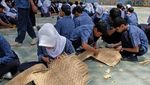 Pelajar Temanggung Belajar Membuat Kuda Lumping