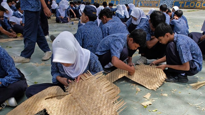 Sejumlah pelajar praktik membuat Kuda Lumping saat belajar seni budaya di SMP Negeri Tlogomulyo, Temanggung, Jawa Tengah, Rabu (11/3/2026). Kegiatan yang diikuti oleh pelajar kelas 9 tersebut untuk menanamkan nilai-nilai budaya, etika, dan identitas nasional, membangun karakter pelajar dalam memahami dan mengekspresikan bakat seni berbasis kearifan lokal serta menumbuhkan rasa bangga terhadap warisan budaya bangsa. ANTARA FOTO/Anis Efizudin/bar