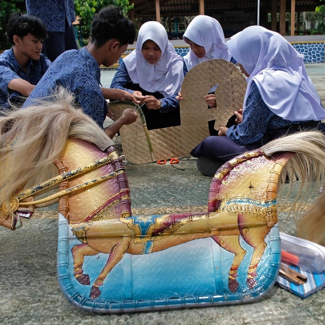 Pelajar Temanggung Belajar Membuat Kuda Lumping