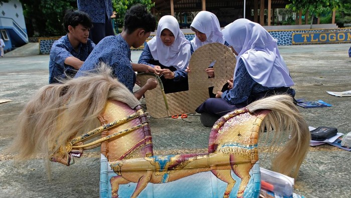 Sejumlah pelajar praktik membuat Kuda Lumping saat belajar seni budaya di SMP Negeri Tlogomulyo, Temanggung, Jawa Tengah, Rabu (11/3/2026). Kegiatan yang diikuti oleh pelajar kelas 9 tersebut untuk menanamkan nilai-nilai budaya, etika, dan identitas nasional, membangun karakter pelajar dalam memahami dan mengekspresikan bakat seni berbasis kearifan lokal serta menumbuhkan rasa bangga terhadap warisan budaya bangsa. ANTARA FOTO/Anis Efizudin/bar