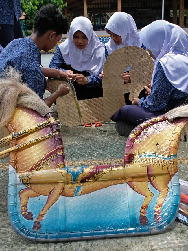 Pelajar Temanggung Belajar Membuat Kuda Lumping