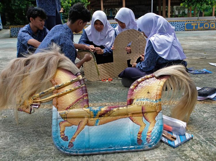 Pelajar Temanggung Belajar Membuat Kuda Lumping
