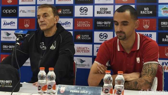 Pelatih Persis Solo, Milomir Seslija (Milo), saat konferensi pers di Stadion Manahan Solo, Kamis (12/3/026).