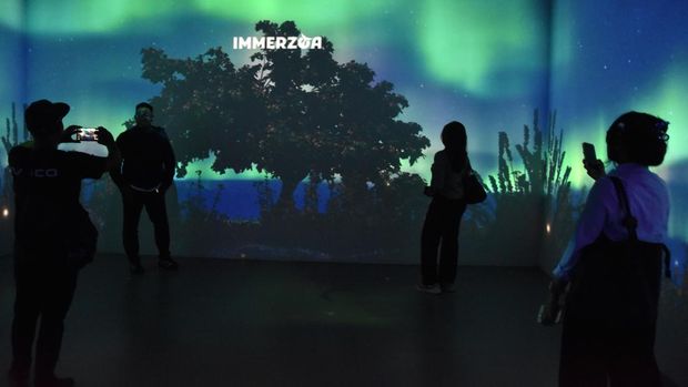 Pengunjung berfoto saat peluncuran teknologi digital Immerzoa di Museum Zoologi Bogor, Jawa Barat, Rabu (11/3/2026). Museum Zoologi meluncurkan Immerzoa yaitu ruang yang memanfaatkan teknologi imersif untuk menciptakan pengalaman edukatif dan interaktif melalui animasi kekayaan fauna di Indonesia sehingga pengunjung seolah-olah masuk ke dalam dunia satwa liar. ANTARA FOTO/Arif Firmansyah/hma/tom.