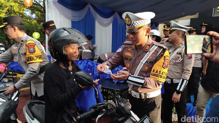 Pembagian 1.000 paket takjil ke masyarakat, 100 helm gratis untuk pengendara usai apel gelar pasukan Operasi Ketupat Semeru 2026.