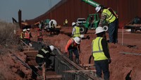 Proyek pembangunan penghalang di sepanjang perbatasan AS–Meksiko telah lama menjadi perhatian publik dan sering menjadi perdebatan dalam isu kebijakan imigrasi serta keamanan wilayah.  Anadolu via Getty Images/Anadolu