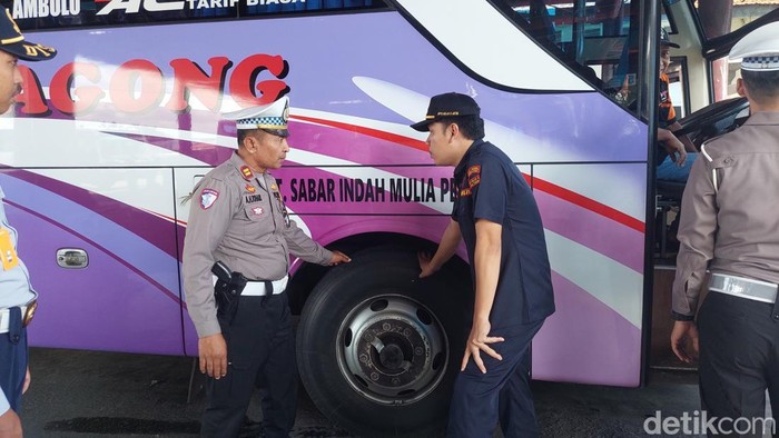 Pemeriksaan bus di Terminal Bayuangga Probolinggo
