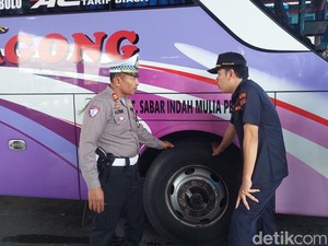 Kru Bus di Terminal Bayuangga Probolinggo Cek Kesehatan-Ramp Check