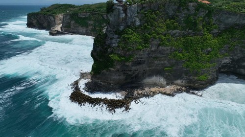 Penampakan proyek pembangunan penahan ombak (seawall) untuk penanganan tebing retak di kawasan Pura Luhur Uluwatu, Desa Pecatu, Kuta Selatan, Badung, Bali. (Foto: Dinas PUPR Badung)