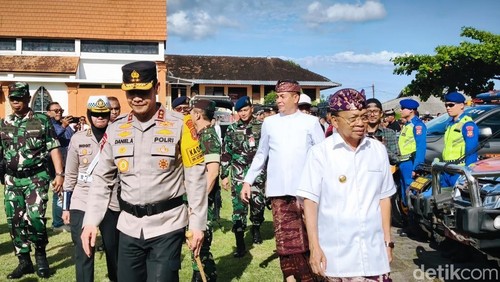 Kapolda Bali Irjen Daniel Adityajaya bersama Gubernur Bali I Wayan Koster saat mengecek kesiapan personel di Mako Brimob, Kamis (12/3/2026).