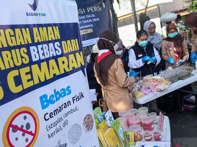 Petugas BBPOM melakukan uji laboratorium produk makanan dalam giat intesifikasi pengawasan produk pangan di Semarang, Jawa Tengah, Kamis (12/3/2026). Kegiatan pengawasan pangan secara rutin ke sejumlah titik oleh petugas gabungan dari BBPOM di Semara