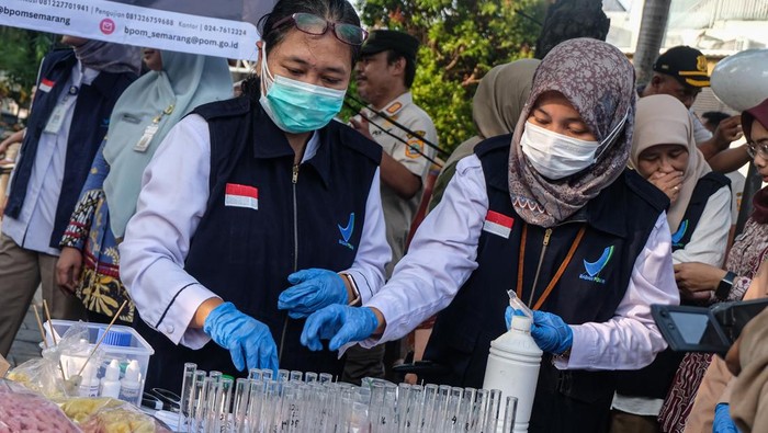 Petugas BBPOM melakukan uji laboratorium produk makanan dalam giat intesifikasi pengawasan produk pangan di Semarang, Jawa Tengah, Kamis (12/3/2026). Kegiatan pengawasan pangan secara rutin ke sejumlah titik oleh petugas gabungan dari BBPOM di Semarang, Dinas Perdagangan Prov Jateng, Dinas Kesehatan Kota Semarang, dan Satpol PP selama bulan Ramadhan hingga menjelang perayaan Lebaran 1447 H tersebut untuk memberikan perlindungan maksimal kepada masyarakat dari peredaran produk pangan olahan yang tidak memenuhi ketentuan (TMK). ANTARA FOTO/Makna Zaezar/wsj.