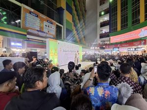 Antusias Pengunjung Tanah Abang Nonton Fashion Show Jakarta Hijab Fest 2026