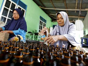 Perajin Gorontalo Siapkan Lampu Botol Sambut Akhir Ramadan