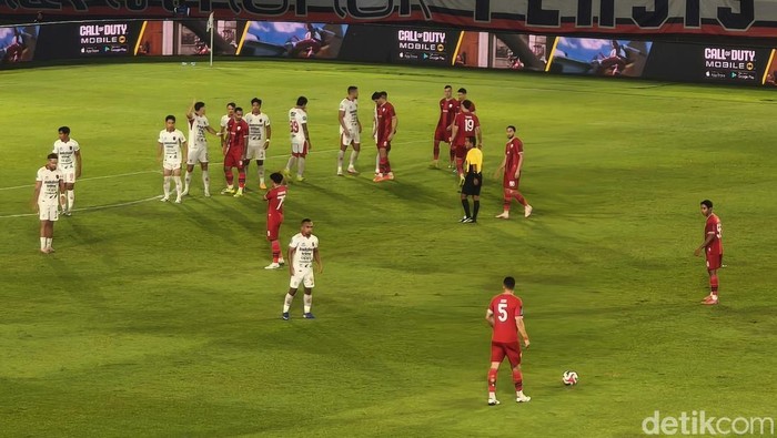 Persis Solo unggul 2-0 atas tamunya Bali United di babak pertama. 