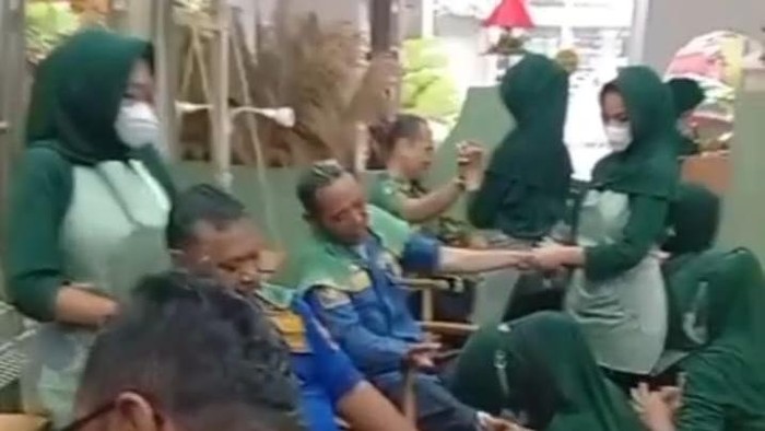Video menunjukkan petugas damkar mendapat perawatan gratis di salon viral di media sosial. Begini ceritanya.