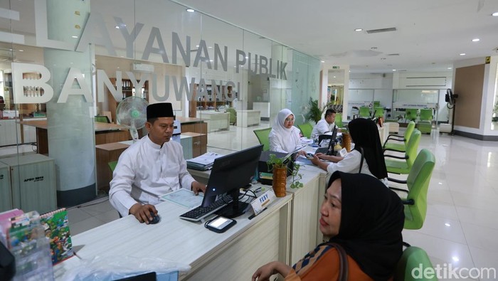 Petugas Dispendukcapil melayani masyarakat yang mengurus dokumen adminduk.